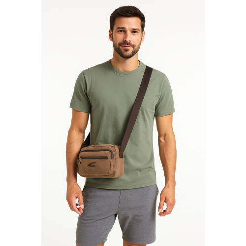 mężczyzna z torbą camel active B00 613 25